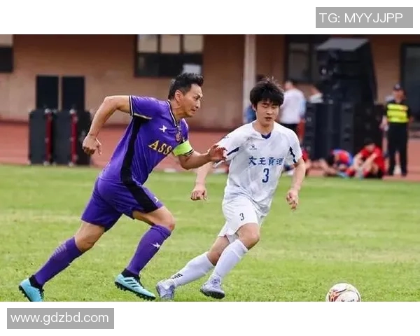 足球明星跨界挑战踢球与上篮精彩瞬间集锦